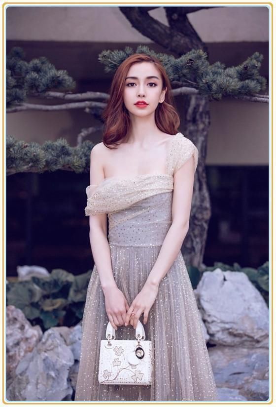 张雪迎穿一字肩礼服撞上anglebaby，清新与豪放的差距一目了然!