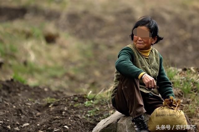 回农村妈妈一桌饭菜招待,女友说妈妈手太脏饭