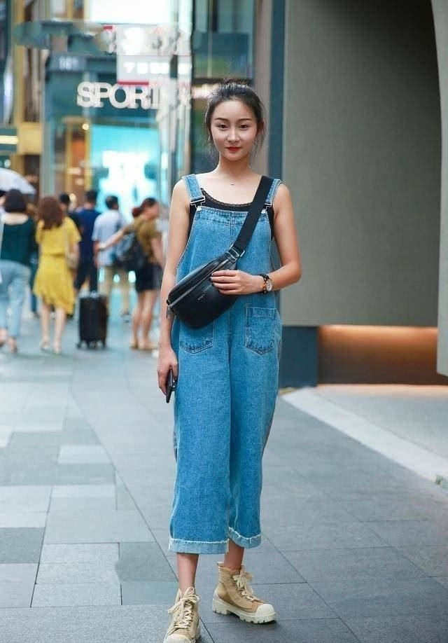 气质|靓女婀娜时髦, 穿背带牛仔裤很显文艺