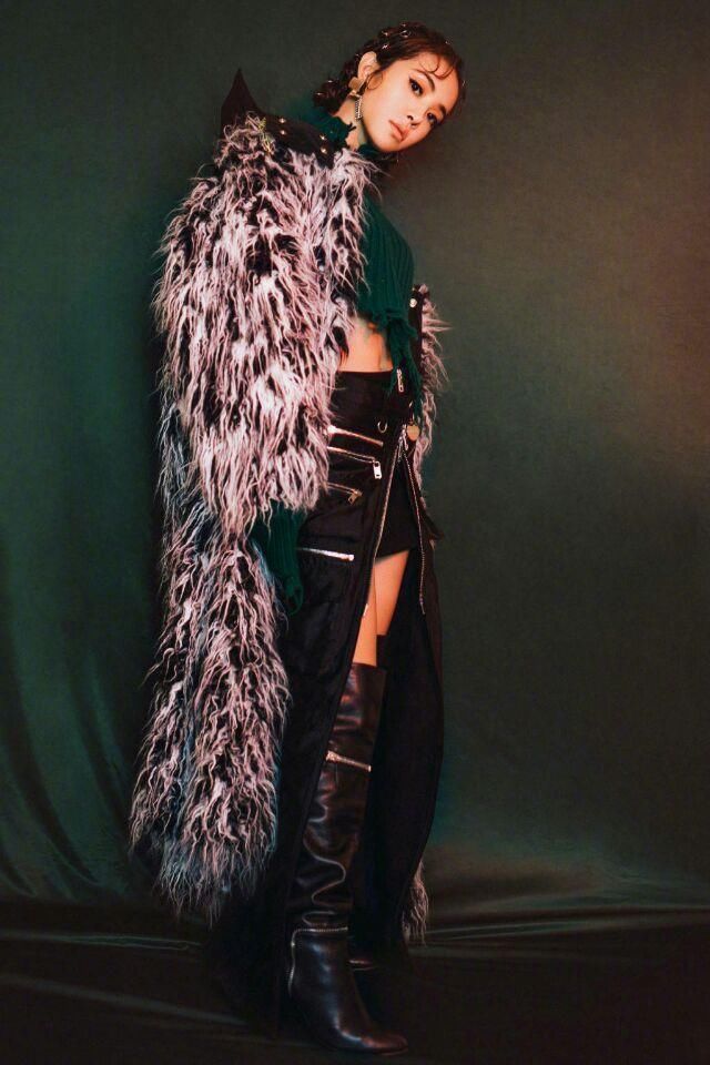 蔡依林全身穿上了难得一见的绿色，散发着霸气，而且皮衣还反着穿