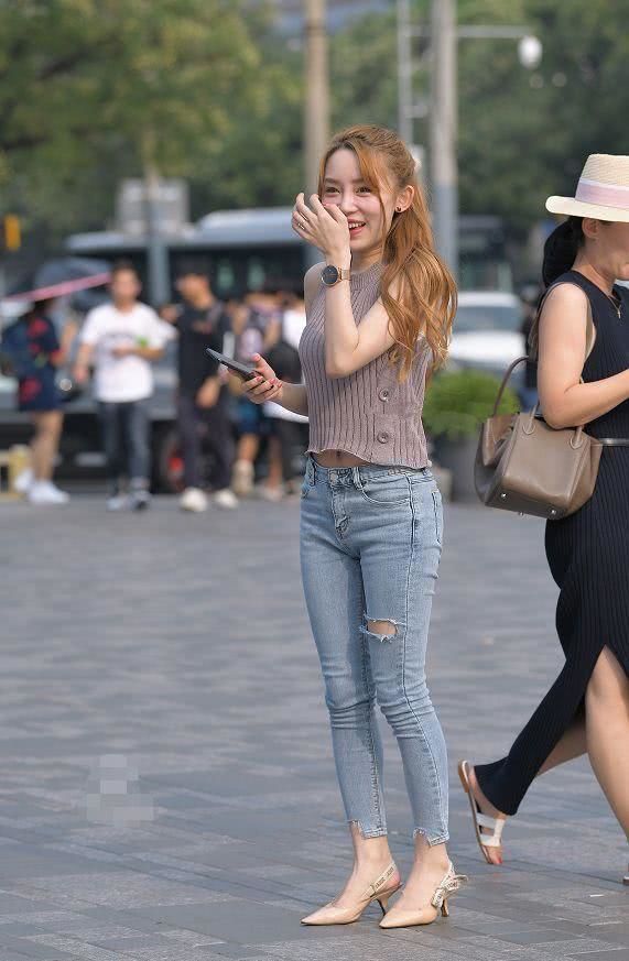 身穿|街拍:长发披肩的小姐姐,身穿波点元素的吊带裙,看起来很可爱又阳光