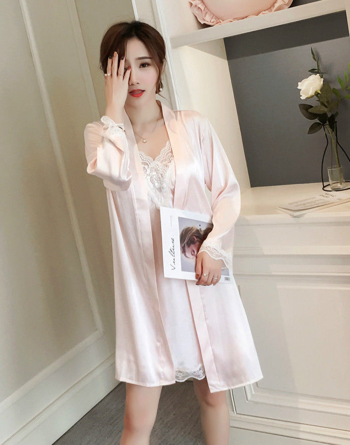 39年来头一次放飞自己，穿上“撩人”睡裙，一举一动都美得醉人