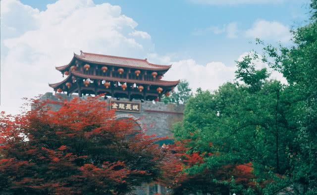 成都附近也有一座“长城”,不用去北京了,门票只要10元