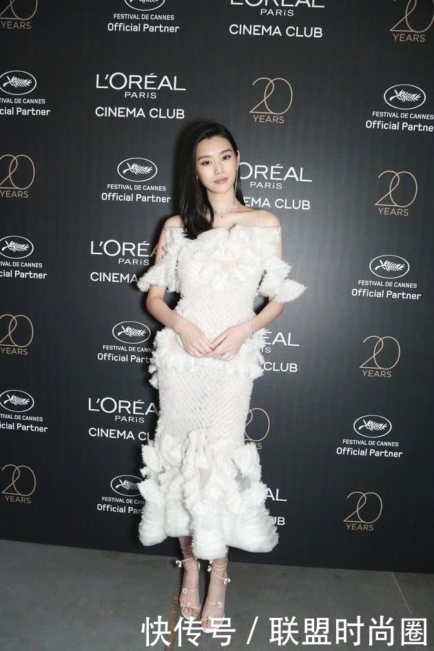 奚梦瑶真时髦！上身只穿一件裹胸也敢亮相，网友：超模啥都敢穿！