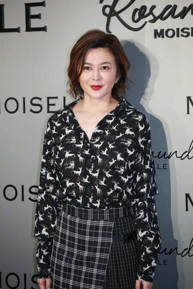 56岁关之琳和43岁佘诗曼同框亮相！相差13岁，差距一眼就看出来了