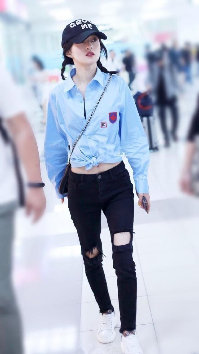 尴尬！好端端一个正宫旗袍裙，让张韶涵穿出了夜店风？