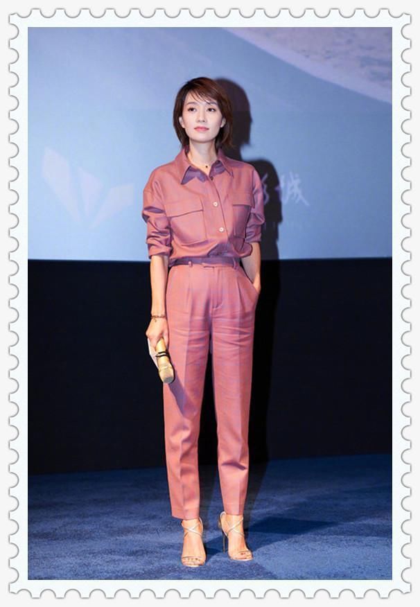 当马伊琍和戚薇同穿格子套装，我才知道为啥都说女人越老越有味！