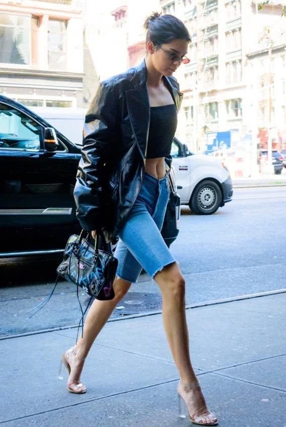 肯豆不愧是卡戴珊家的人，竟“光着脚”用脚趾走路，看着都替她疼