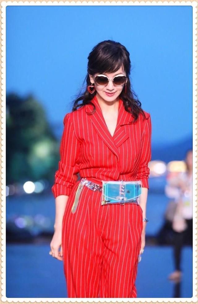 当赵雅芝和陈数同穿红色连体裤的那一刻，我才知道什么叫天生丽质