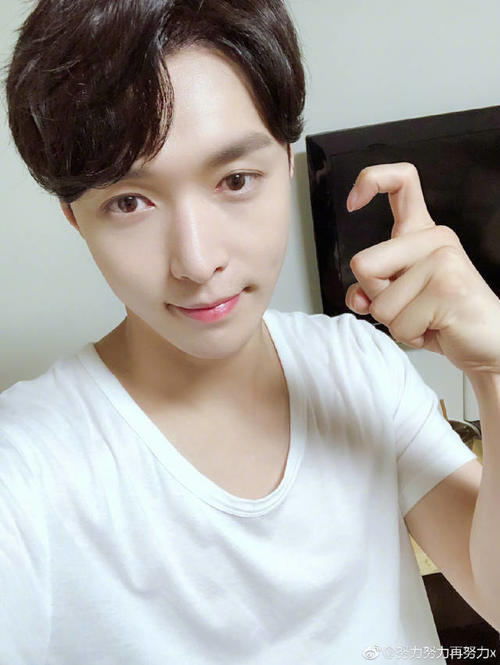 27岁张艺兴走出国门纪念经典，西装领结俊俏十足，网友：闷声干大