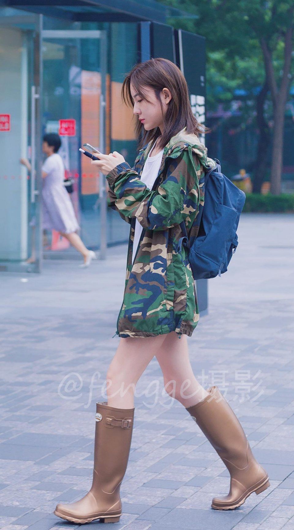 雨停了,女孩穿着时尚雨靴来了,不能趟水了,她心里一定极其失望