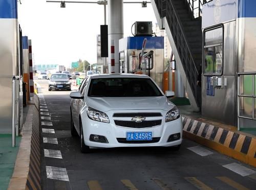  [人工车道]全国高速公路切换新系统首日：ETC收费车道通畅，人工