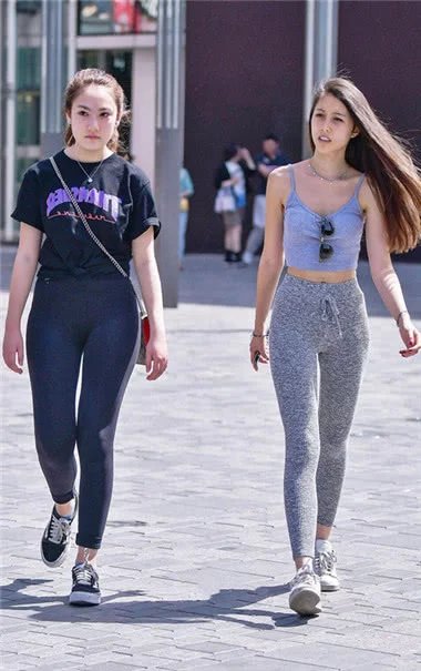 闺蜜紧身裤各显浑圆妖娆的曲线，黑色和灰色你更爱哪一个