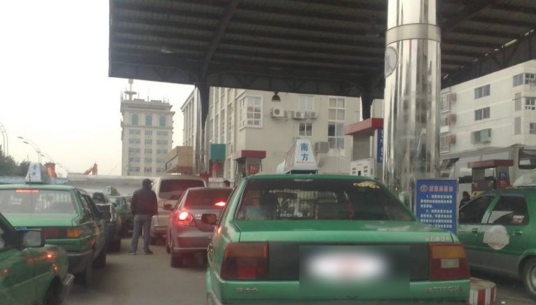  「加油工」为啥出租车师傅中午才去加油？加油工：这是懂车的！