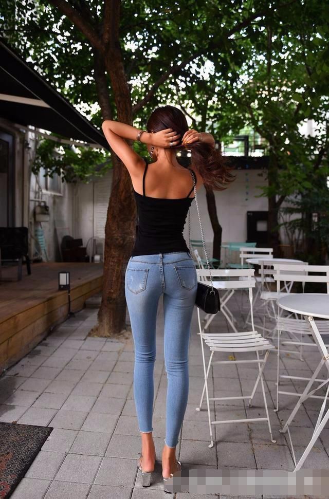 修身牛仔裤的美，不止是臀，还有腿和整体的气质!
