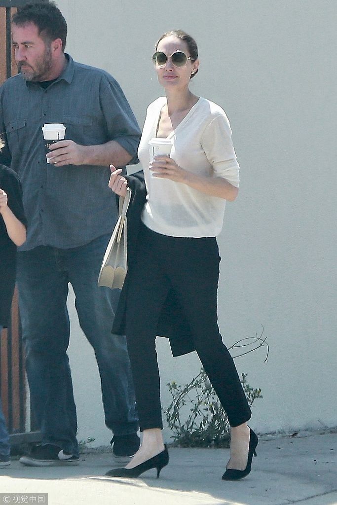 朱莉皮特爱子诺克斯端咖啡小模样有范 妈妈白衣优雅高挑身材抢镜