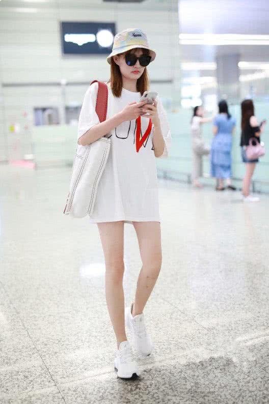 徐璐穿白T秀白腿，不料腿上2点黑色抢了镜，网友:在家给跪的