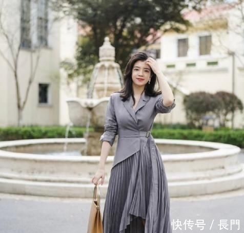  #特别#又被三木的穿搭圈粉了，穿西装百褶裙时髦又大方
