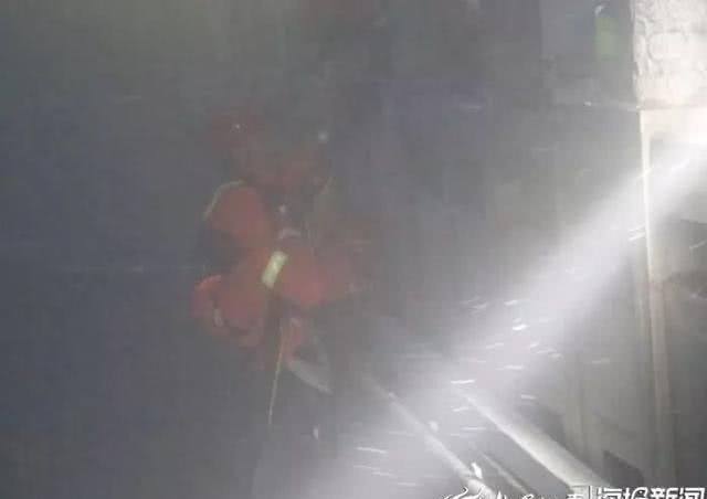 惊险!泰山上有人跌下悬崖!大雾中,消防紧急救援