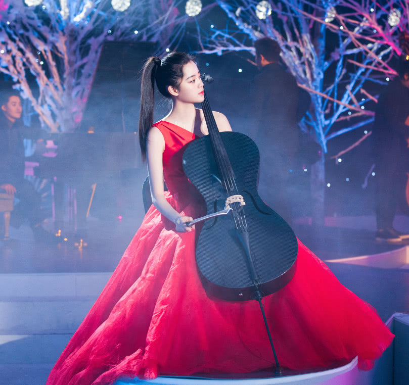 欧阳娜娜出席活动不好好穿裙子秀大长腿,网友:这腿好性感!