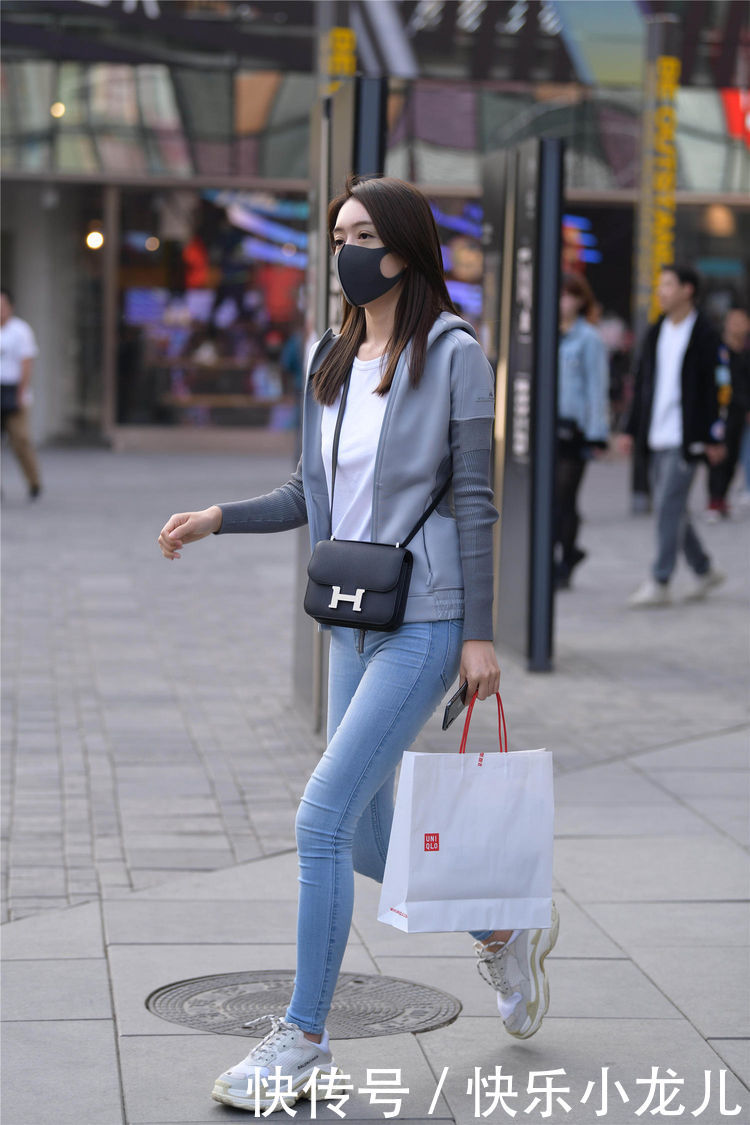  美女■街拍：紧身牛仔裤，会更好地展示身材，搭配出自己的时尚感觉
