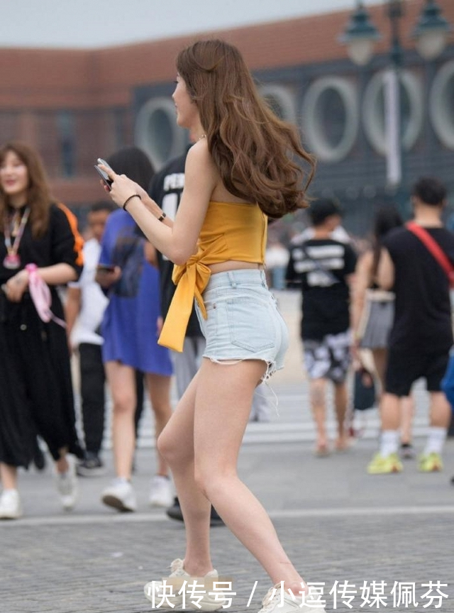  『显得』路人街拍，小姐姐牛仔裤搭配亮眼的黄色衬衣，显得清爽动人