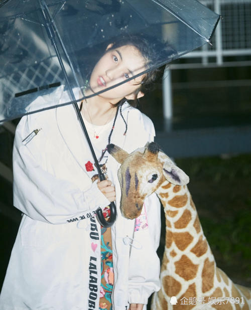 谭松韵和张子枫的“少女腿”该火了吧，因为这是超多男生喜欢的腿