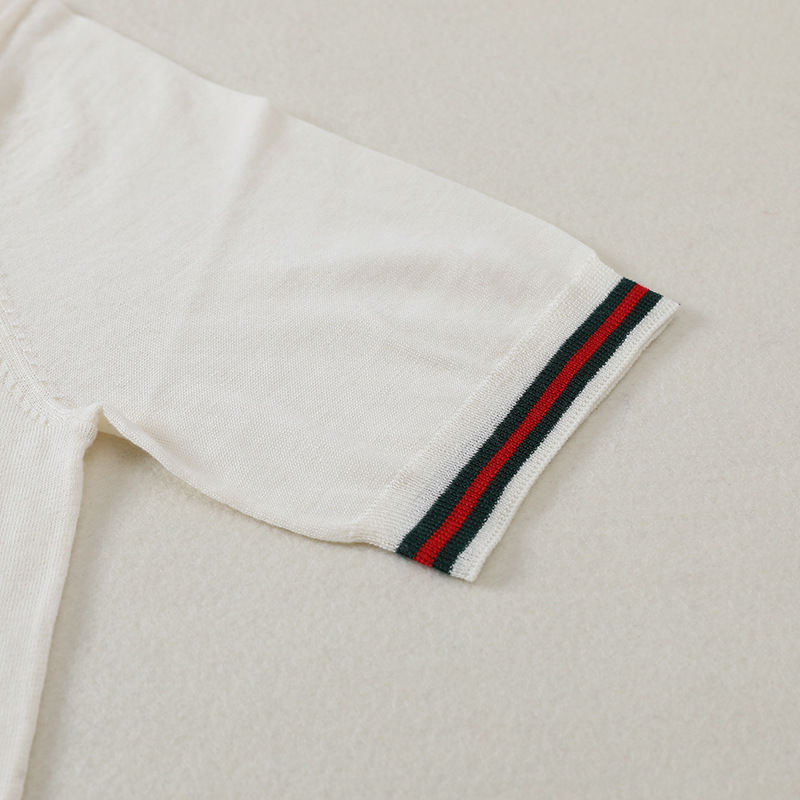 身材丰满的女人就穿紧身短袖，多穿下面这短袖衫，火到离谱