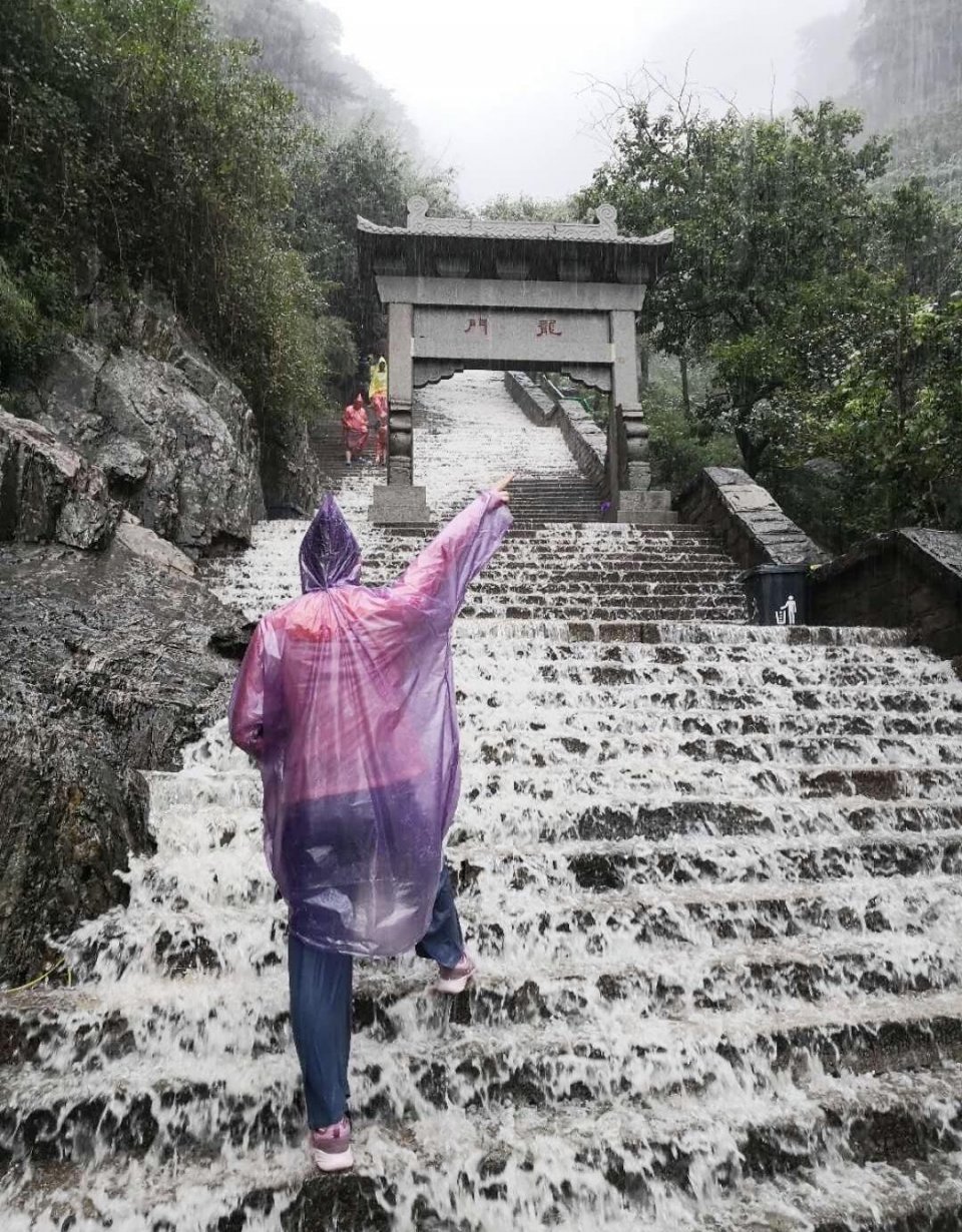 天降暴雨泰山景区台阶变“瀑布” 不少游客逆流而上