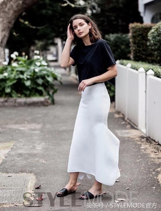 不一样的半裙配T恤,很简单却能美一整个夏天!