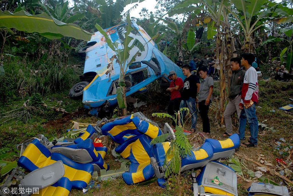 印尼一载有37名乘客的巴士翻车 至少21人遇难