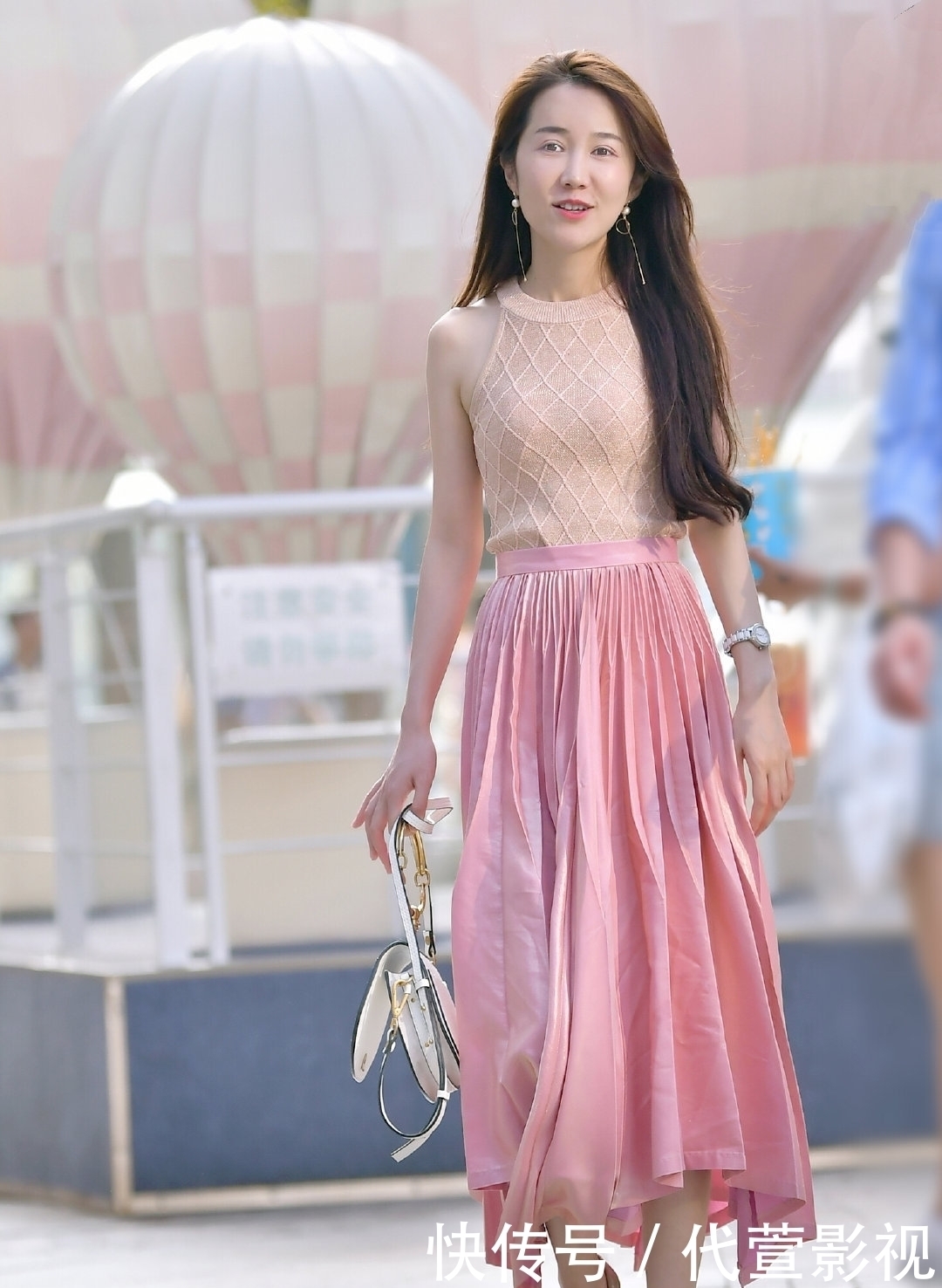  『粉色』美女街拍夏日里的“粉色”时尚，小姐姐微微一笑很倾城