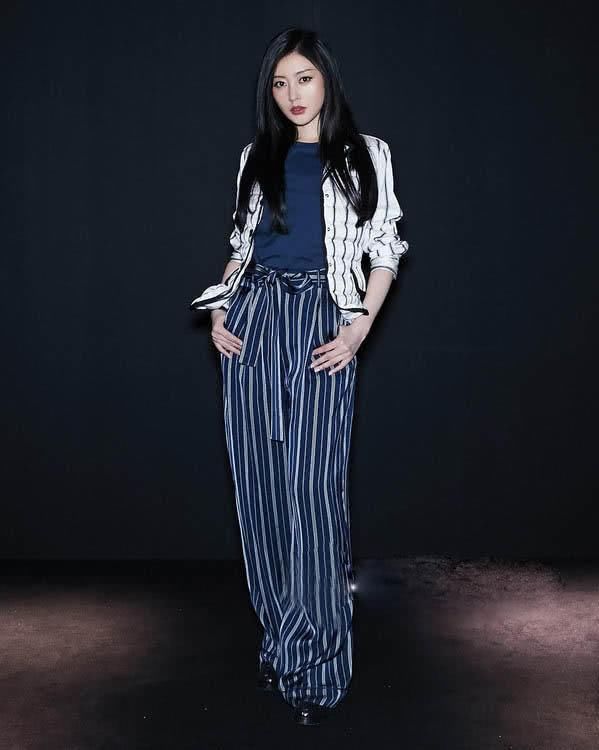 美艳性感的张天爱除了一双逆天长腿外，那种英姿飒爽也很让人折服