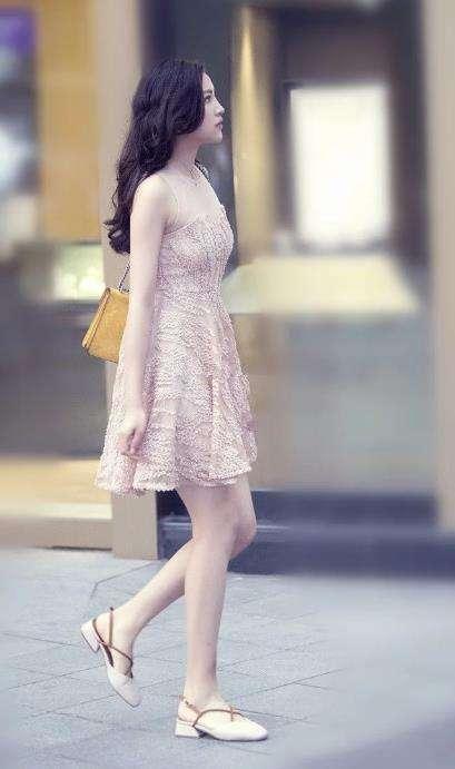 时尚街拍：美女一身白色连衣裙，随着风飘摇！