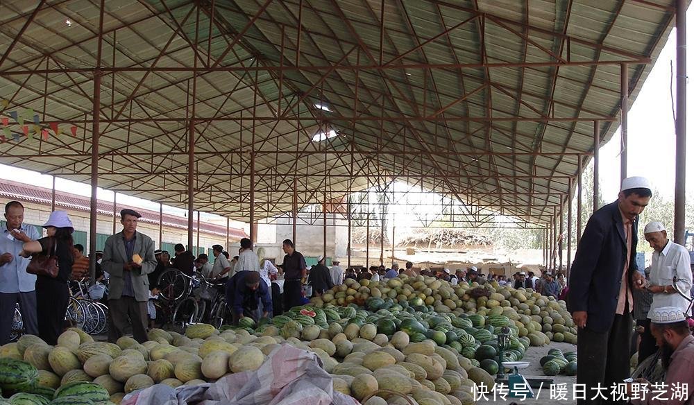  外地：被誉为“瓜中之王”，产地6毛一斤，外地价格却一年比一年