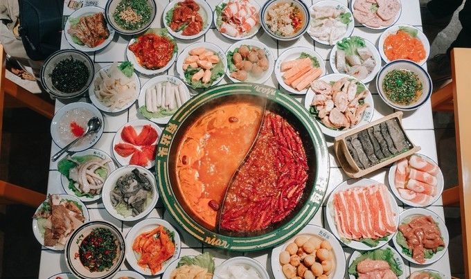  『饭点』成都最接地气的火锅，装修很市井，每到饭点排队的人很多
