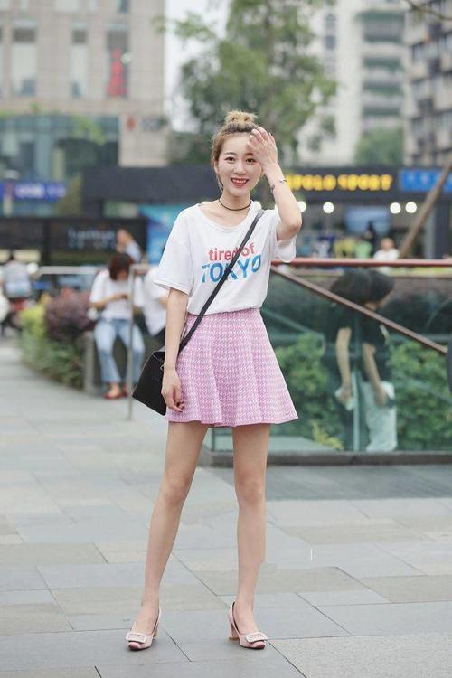 甜美动人的紧身裙小姐姐,肤白貌美,搭配丝袜更能绽放女性魅力