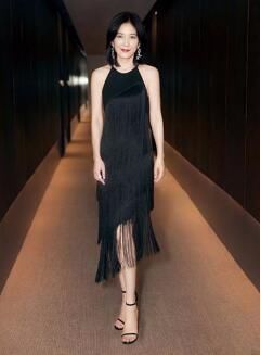 47岁的俞飞鸿蕾丝长裙出席活动 网友:跟王菲长的好像