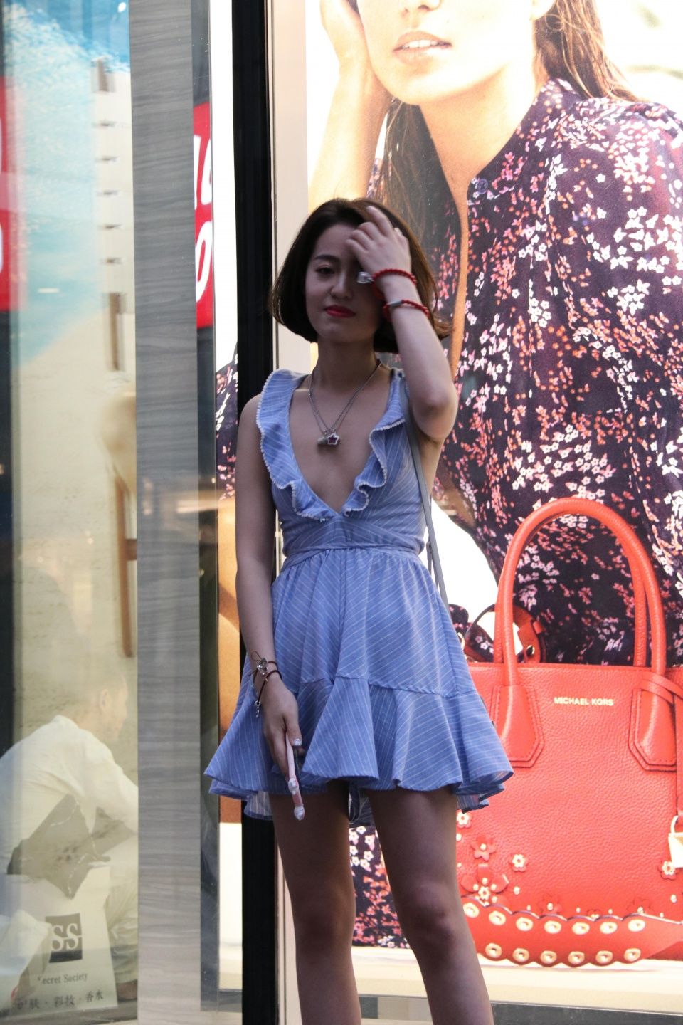 街拍 亮眼的简洁穿搭参考 图三的美女秀出的身材给满分不为过!