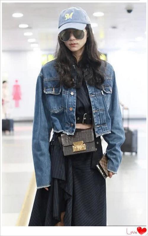 韩雪机场变秀场,短T配长裙优雅炫腹,网友:好想量一量她的腰围