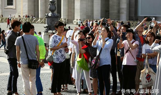 印度游客来中国，在餐馆点了一份炒面，准备吃时却被服务员叫住了