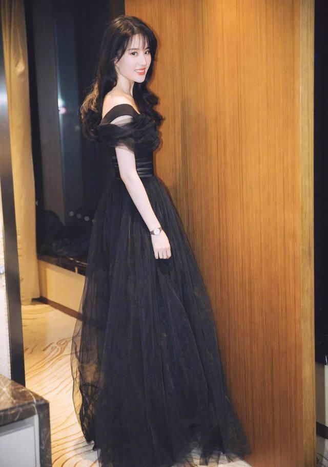「线条感」刘亦菲越来越美了，穿“褶皱”礼服裙却不见肉，细腰身材美得高调