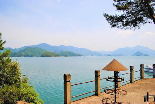 中国最大的人工湖，有数千座岛屿，为了修筑它付出了很多