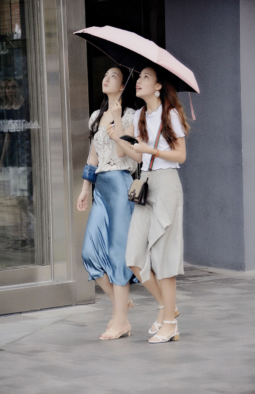 北京街拍：好闺蜜逛街购物这样穿衣搭配凉爽舒适又吸睛