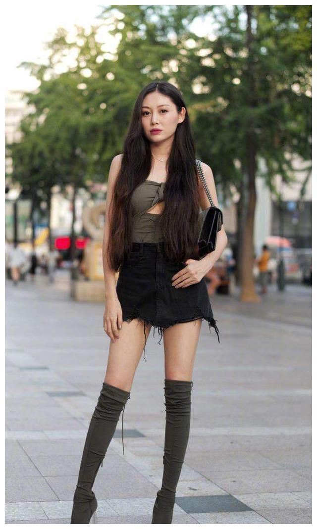 街拍：图1白色连衣裙，图2高腰短裤，图3蕾丝裙更显女人味！