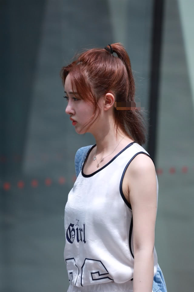 甜美小姐姐身穿运动装大秀身材美腿，女神范儿十足赚足眼球