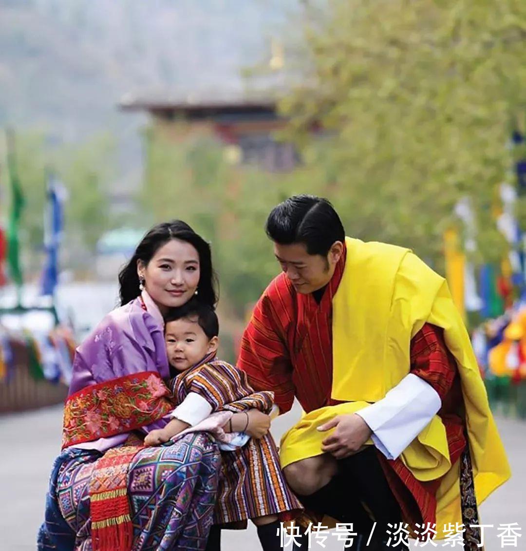  国家■4岁不丹小王子过生日穿龙袍，和爸爸爷爷合影镇定自若，气场有点！
