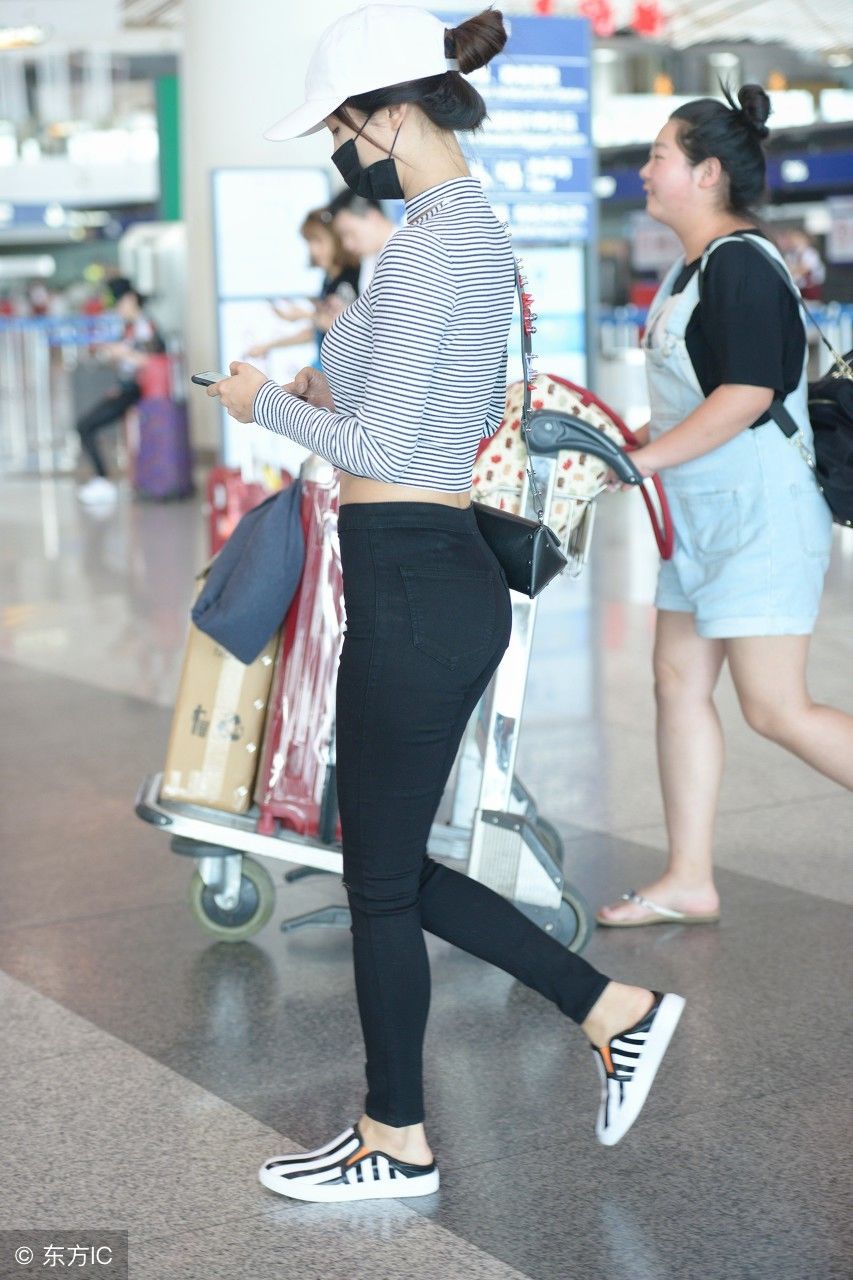 李菲儿现身机场，全身就只穿了件露脐装，网友:这腿真服了