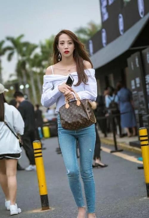  #优雅#牛仔裤气质小姐姐，身材高挑，凹凸有致尽显曲线！