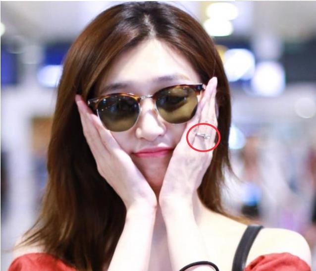 胡歌深夜发微博，晒照显颓废，疑似回应最近与薛佳凝的复合传闻